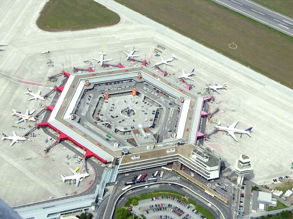 Aerial image Berlin - Blick auf das Gelände des Flughafens Berlin-Tegel