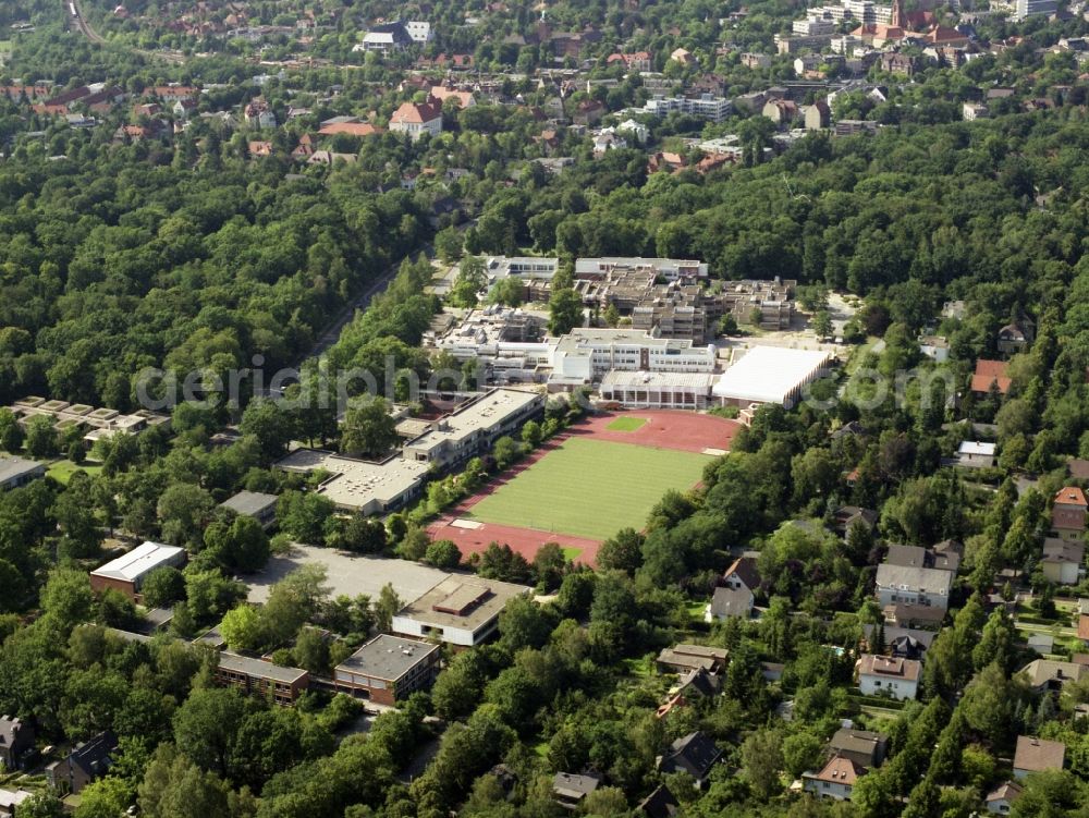 Berlin from above - Overlooking the grounds of the John F. Kennedy School in the Berlin district of Steglitz-Zehlendorf. She is a is a bilingual, bicultural German-American public school. In addition to the German Abitur, can be purchased here and the American High School Diploma