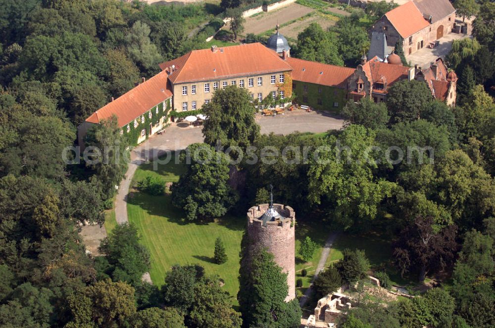 Bebertal (Landkreis Börde) from the bird's eye view: Blick auf das Gelände der Veltheimsburg und den Bergfried. Besucher können die Außenanlage der Burg besichtigen und den runden Bergfried am Wochenende erklimmen.