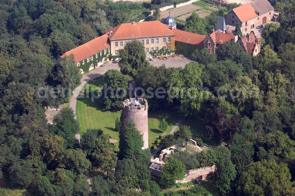 Aerial image Bebertal (Landkreis Börde) - Blick auf das Gelände der Veltheimsburg und den Bergfried. Besucher können die Außenanlage der Burg besichtigen und den runden Bergfried am Wochenende erklimmen.