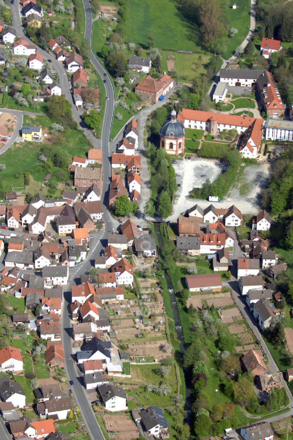 Holzkirchen from above - Blick auf die Gemeinde Holzkirchen in Unterfranken. Das vor 775 gegründete Kloster Holzkirchen und der Ort waren Teil des Gebietes des Hochstiftes Würzburg und fielen im Reichsdeputationshauptschluss an die Grafen Löwenstein-Wertheim. Im Zuge der Verwaltungsreformen in Bayern entstand mit dem Gemeindeedikt von 1818 die heutige Gemeinde. Verwaltungsgemeinschaft: Im Kies 8 , 97264 Helmstadt, Tel. +49 (0)9369 9079 0, +49 (0)9369 9079 90