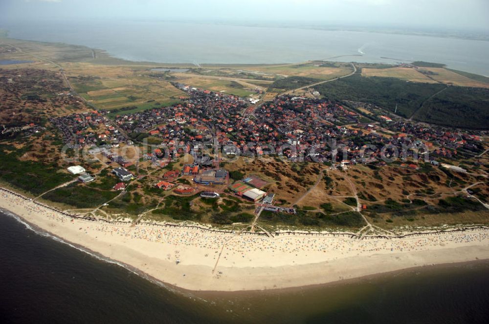 Aerial image Baltrum - Blick auf die Gemeinde und die Insel Baltrum. Sie ist mit 6,6 qkm die kleinste der sieben dauerhaft bewohnten ostfriesischen Hauptinseln. Baltrum verfügt über einen Fährhafen, einen kleinen Flugplatz und verschiedene Fremdenverkehrseinrichtungen. Der Neßmersieler Hafen wurde Anfang der 70er Jahre angelegt; er wurde bis August 2008 erweitert. Gemeinde- und Kurverwaltung Nordseeheilbad Insel Baltrum, Postfach 1355, 26574 Baltrum, Tel. +49 (0)4939 80 0, Fax +49 (0)4939 80 27, gemeinde@baltrum.de