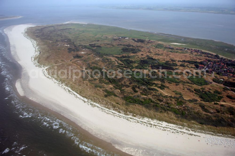 Baltrum from above - Blick auf die Gemeinde und die Insel Baltrum. Sie ist mit 6,6 qkm die kleinste der sieben dauerhaft bewohnten ostfriesischen Hauptinseln. Baltrum verfügt über einen Fährhafen, einen kleinen Flugplatz und verschiedene Fremdenverkehrseinrichtungen. Gemeinde- und Kurverwaltung Nordseeheilbad Insel Baltrum, Postfach 1355, 26574 Baltrum, Tel. +49 (0)4939 80 0, Fax +49 (0)4939 80 27, gemeinde@baltrum.de