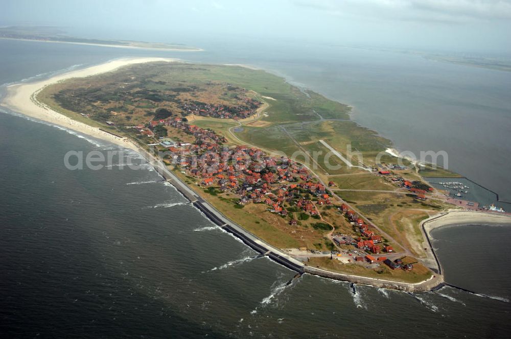 Baltrum from the bird's eye view: Blick auf die Gemeinde und die Insel Baltrum. Sie ist mit 6,6 qkm die kleinste der sieben dauerhaft bewohnten ostfriesischen Hauptinseln. Baltrum verfügt über einen Fährhafen, einen kleinen Flugplatz und verschiedene Fremdenverkehrseinrichtungen. Gemeinde- und Kurverwaltung Nordseeheilbad Insel Baltrum, Postfach 1355, 26574 Baltrum, Tel. +49 (0)4939 80 0, Fax +49 (0)4939 80 27, gemeinde@baltrum.de