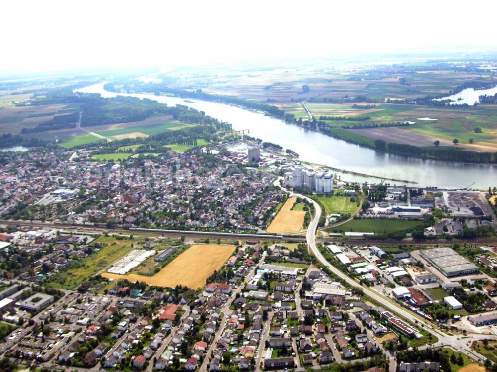 Aerial photograph Gernsheim / Hessen - Blick auf Gernsheim (Rhein) mit der Hafenanlagen am Rhein.