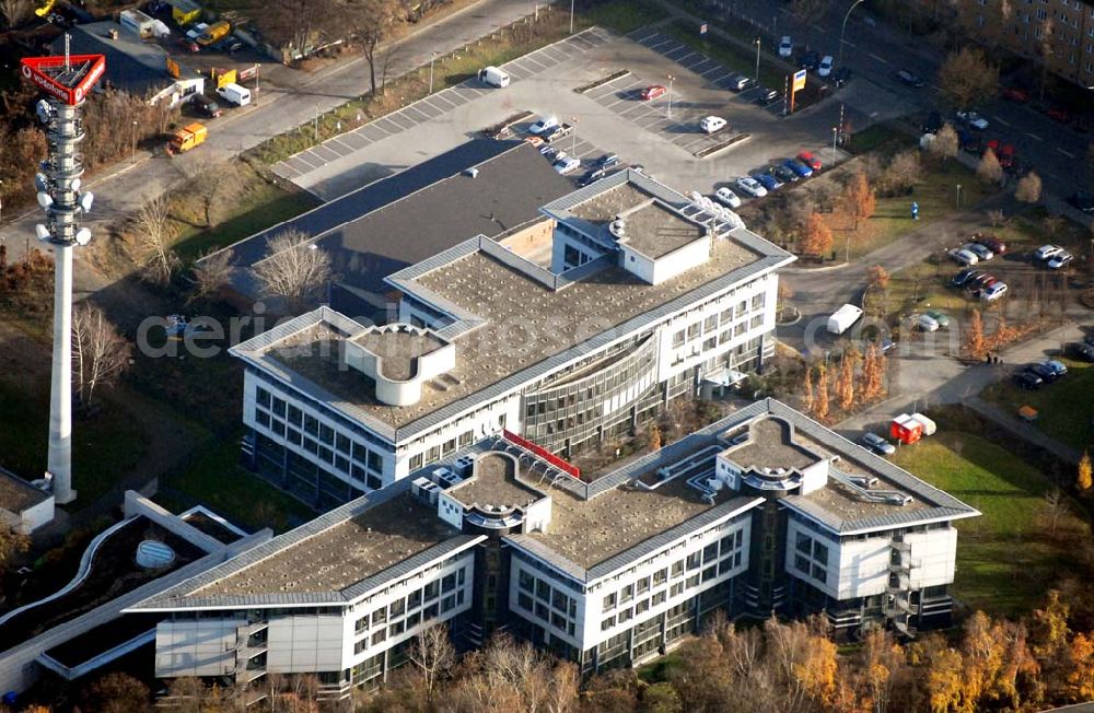 Aerial image Berlin - Mobilfunkgebäude mit Sendemast von Vodafone D2 GmbH /Arcor AG & Co.KG Attilastr. 61-67, 12105 Tempelhof-Schöneberg