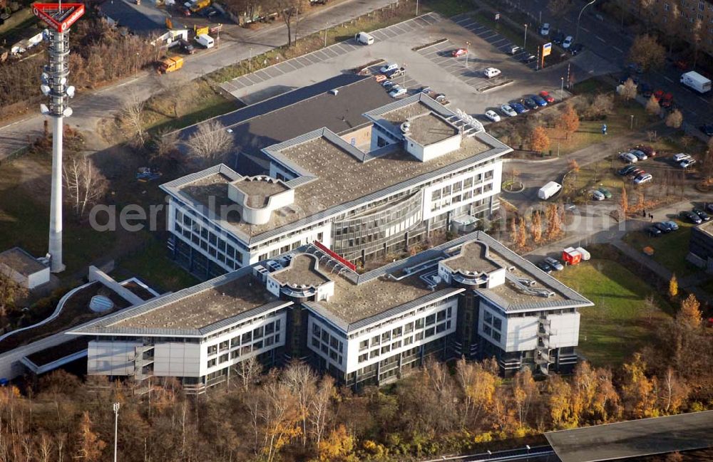 Aerial photograph Berlin - Mobilfunkgebäude mit Sendemast von Vodafone D2 GmbH /Arcor AG & Co.KG Attilastr. 61-67, 12105 Tempelhof-Schöneberg