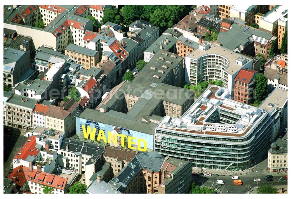 Berlin from the bird's eye view: Umbau und Rekonstruktion des ehemaligen DEWAG / PPS - Gebäudes an der Oranienburger Straße / Kleine Hamburger Straße an den Hackeschen Höfen mit Großflächenwerbung.