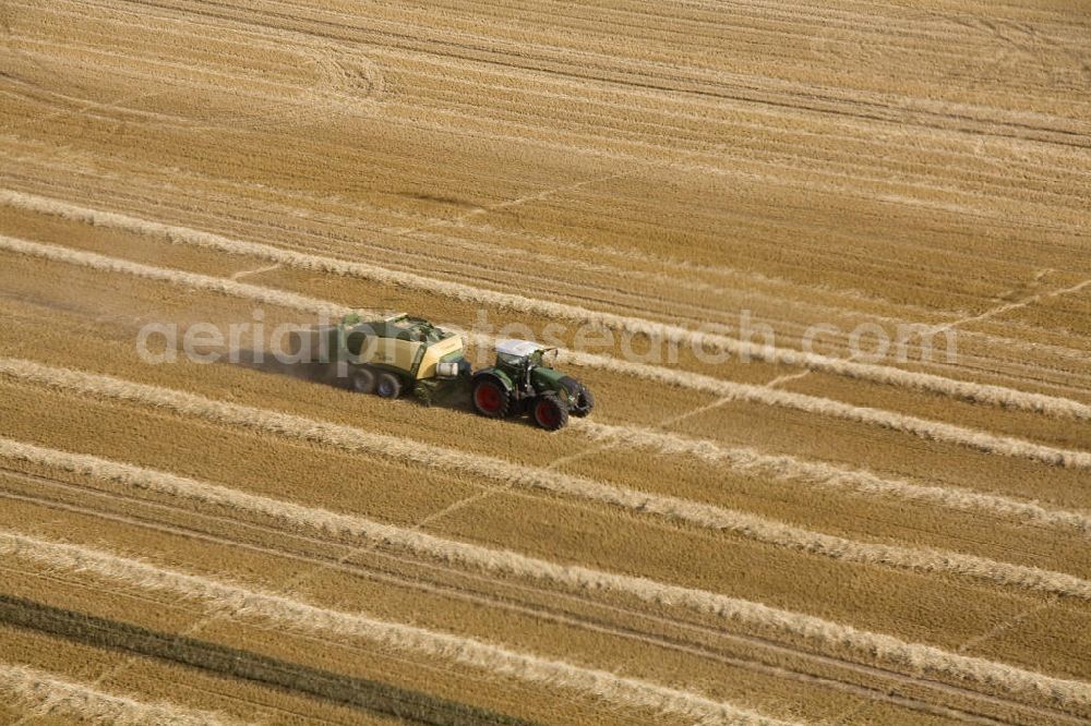 Aerial image Oehna - Blick über Getreideernte im Anflug auf den Flugplatz Oehna. View of grain harvest in the approach to the airport Oehna.