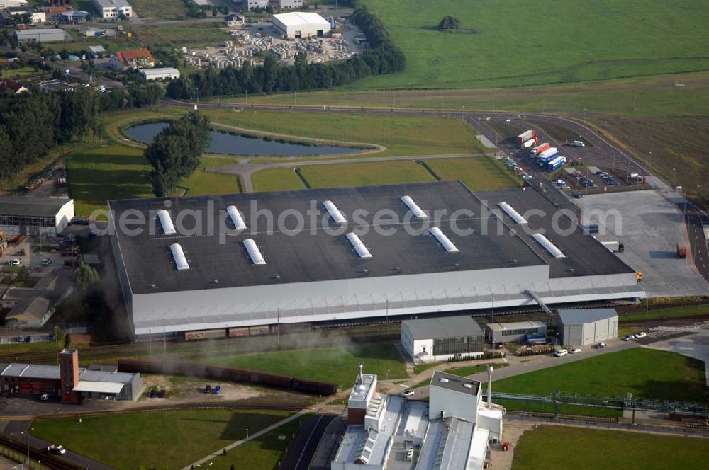 Genthin from above - Blick auf das Gewerbegebiet am Elbe-Havel Kanal. Der Standort Genthin der Henkel KGaA liegt im Norden von Sachsen-Anhalt, im Landkreis Jerichower Land, am Elbe-Havel-Kanal. Hier produziert die Henkel KGaA mit modernen Produktionsverfahren Wasch- und Reinigungsmittel.