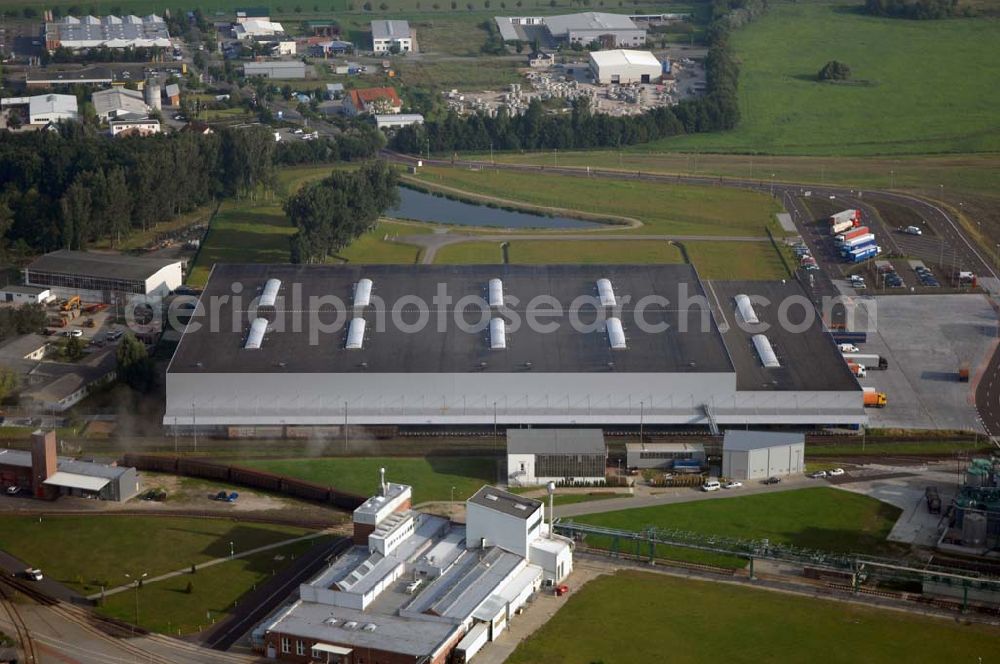 Genthin from the bird's eye view: Blick auf das Gewerbegebiet am Elbe-Havel Kanal. Der Standort Genthin der Henkel KGaA liegt im Norden von Sachsen-Anhalt, im Landkreis Jerichower Land, am Elbe-Havel-Kanal. Hier produziert die Henkel KGaA mit modernen Produktionsverfahren Wasch- und Reinigungsmittel.