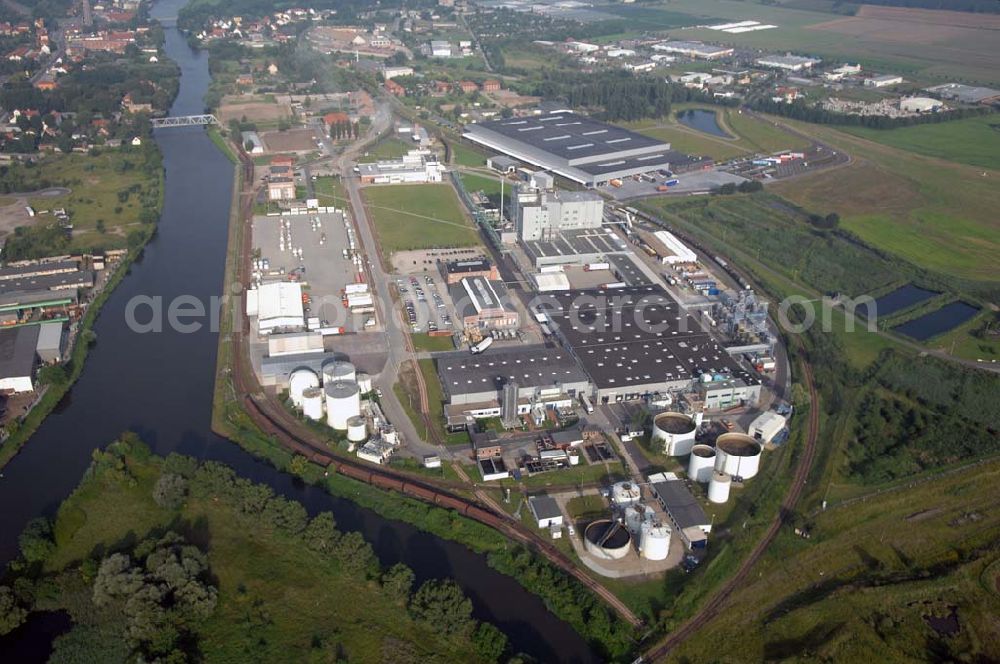 Genthin from above - Blick auf das Gewerbegebiet am Elbe-Havel Kanal. Der Standort Genthin der Henkel KGaA liegt im Norden von Sachsen-Anhalt, im Landkreis Jerichower Land, am Elbe-Havel-Kanal. Hier produziert die Henkel KGaA mit modernen Produktionsverfahren Wasch- und Reinigungsmittel.