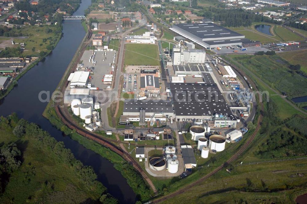 Genthin from the bird's eye view: Blick auf das Gewerbegebiet am Elbe-Havel Kanal. Der Standort Genthin der Henkel KGaA liegt im Norden von Sachsen-Anhalt, im Landkreis Jerichower Land, am Elbe-Havel-Kanal. Hier produziert die Henkel KGaA mit modernen Produktionsverfahren Wasch- und Reinigungsmittel.