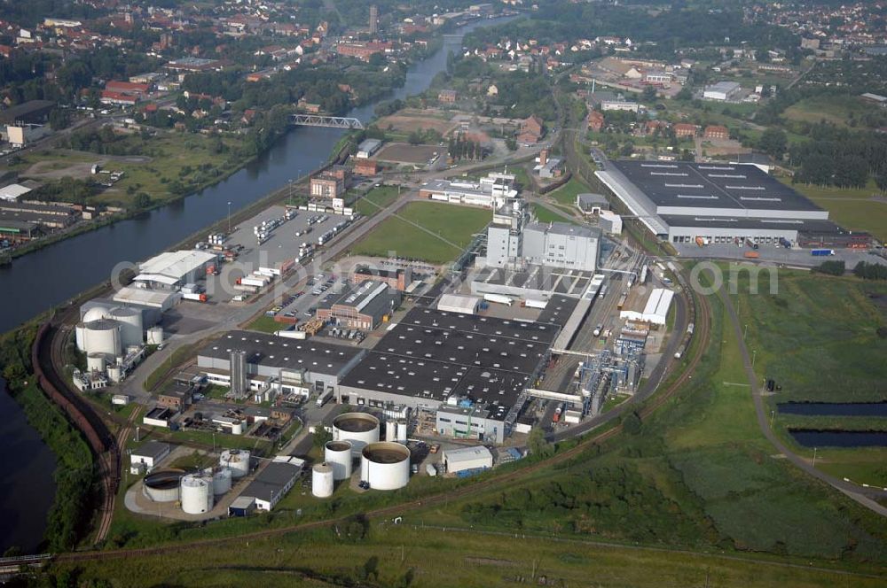 Aerial image Genthin - Blick auf das Gewerbegebiet am Elbe-Havel Kanal. Der Standort Genthin der Henkel KGaA liegt im Norden von Sachsen-Anhalt, im Landkreis Jerichower Land, am Elbe-Havel-Kanal. Hier produziert die Henkel KGaA mit modernen Produktionsverfahren Wasch- und Reinigungsmittel.