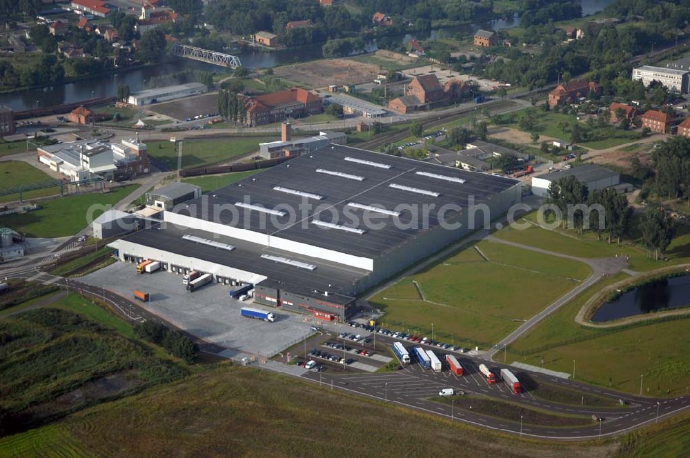 Genthin from above - Blick auf das Gewerbegebiet am Elbe-Havel Kanal. Der Standort Genthin der Henkel KGaA liegt im Norden von Sachsen-Anhalt, im Landkreis Jerichower Land, am Elbe-Havel-Kanal. Hier produziert die Henkel KGaA mit modernen Produktionsverfahren Wasch- und Reinigungsmittel.