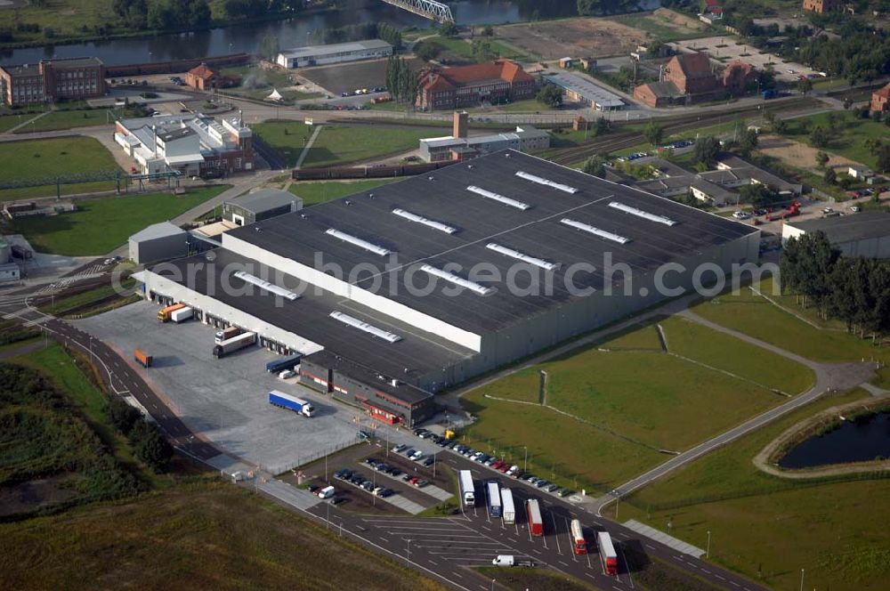 Genthin from the bird's eye view: Blick auf das Gewerbegebiet am Elbe-Havel Kanal. Der Standort Genthin der Henkel KGaA liegt im Norden von Sachsen-Anhalt, im Landkreis Jerichower Land, am Elbe-Havel-Kanal. Hier produziert die Henkel KGaA mit modernen Produktionsverfahren Wasch- und Reinigungsmittel.