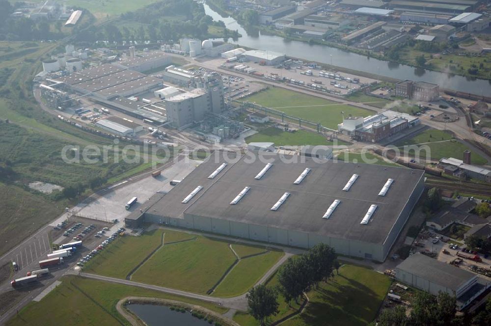 Genthin from above - Blick auf das Gewerbegebiet am Elbe-Havel Kanal. Der Standort Genthin der Henkel KGaA liegt im Norden von Sachsen-Anhalt, im Landkreis Jerichower Land, am Elbe-Havel-Kanal. Hier produziert die Henkel KGaA mit modernen Produktionsverfahren Wasch- und Reinigungsmittel.