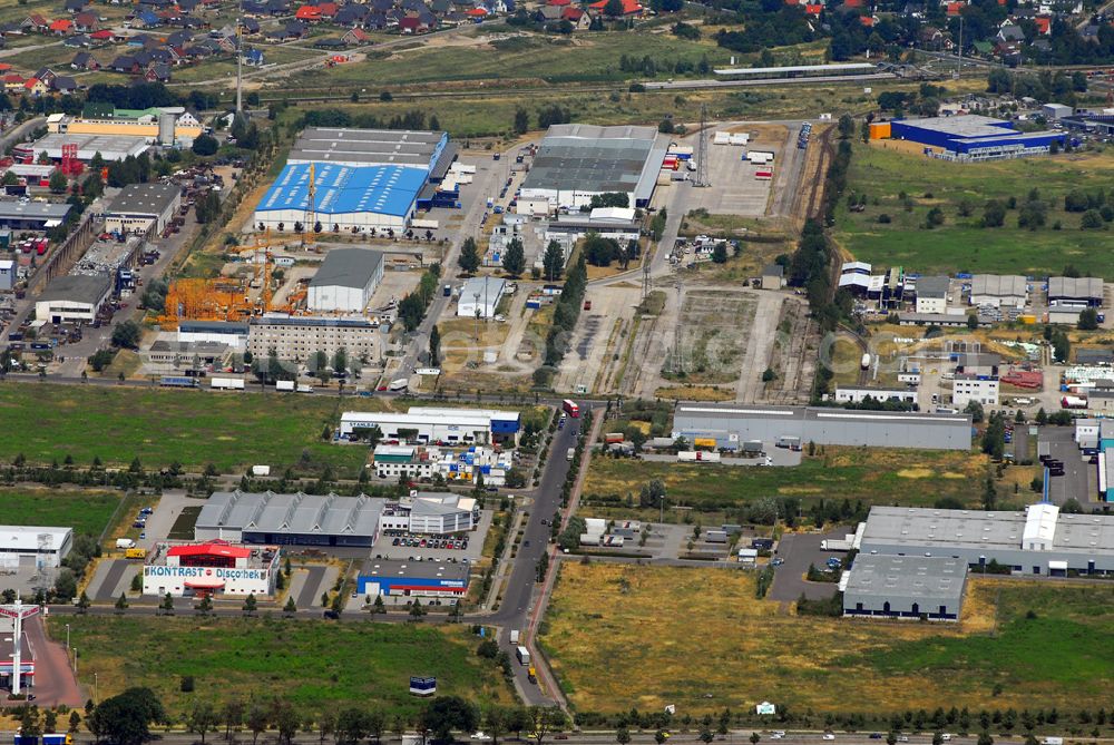 Aerial photograph Mönchsheim - Blick auf das Gewerbegebiet Hoppegarten an der B1 in Brandeburg mit der Discothek Contraste im Vordergrund.