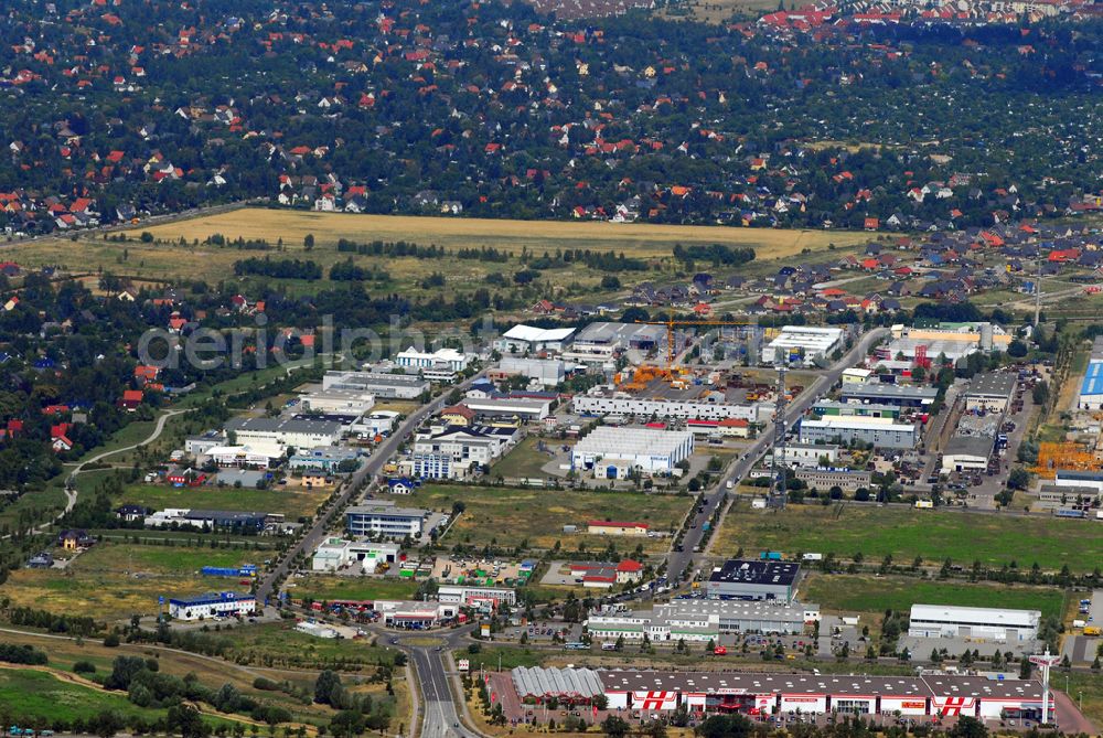 Mönchsheim from the bird's eye view: Blick auf das Gewerbegebiet Hoppegarten an der B1 in Brandeburg mit dem HELLWEG Baumarkt im Vordergrund.