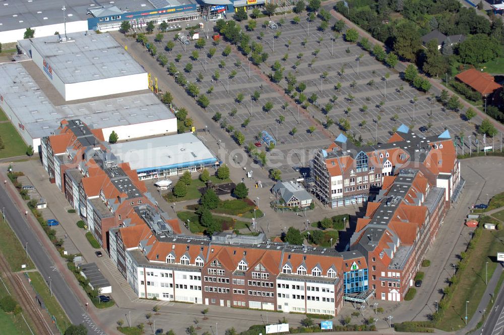 Schwerin from the bird's eye view: Blick auf das Gewerbegebiet im Norden Schwerins. Hier befinden sich verschiedene Einkaufsmöglichkeiten im Margaretenhof und Plaza Center. Sie reichen von Textil-, über Lebensmittelgeschäfte, Möbelhäuser und einen Baumarkt. Kontakt: Plaza Center: coop eG, Benzstraße 10 24148 Kiel, Tel. +49(0)431 7250 0, Email: inof@coop.de; Center Management Margaretenhof GmbH, Am Margaretenhof 28 19057 Schwerin, Tel. +49(0)385 4867913