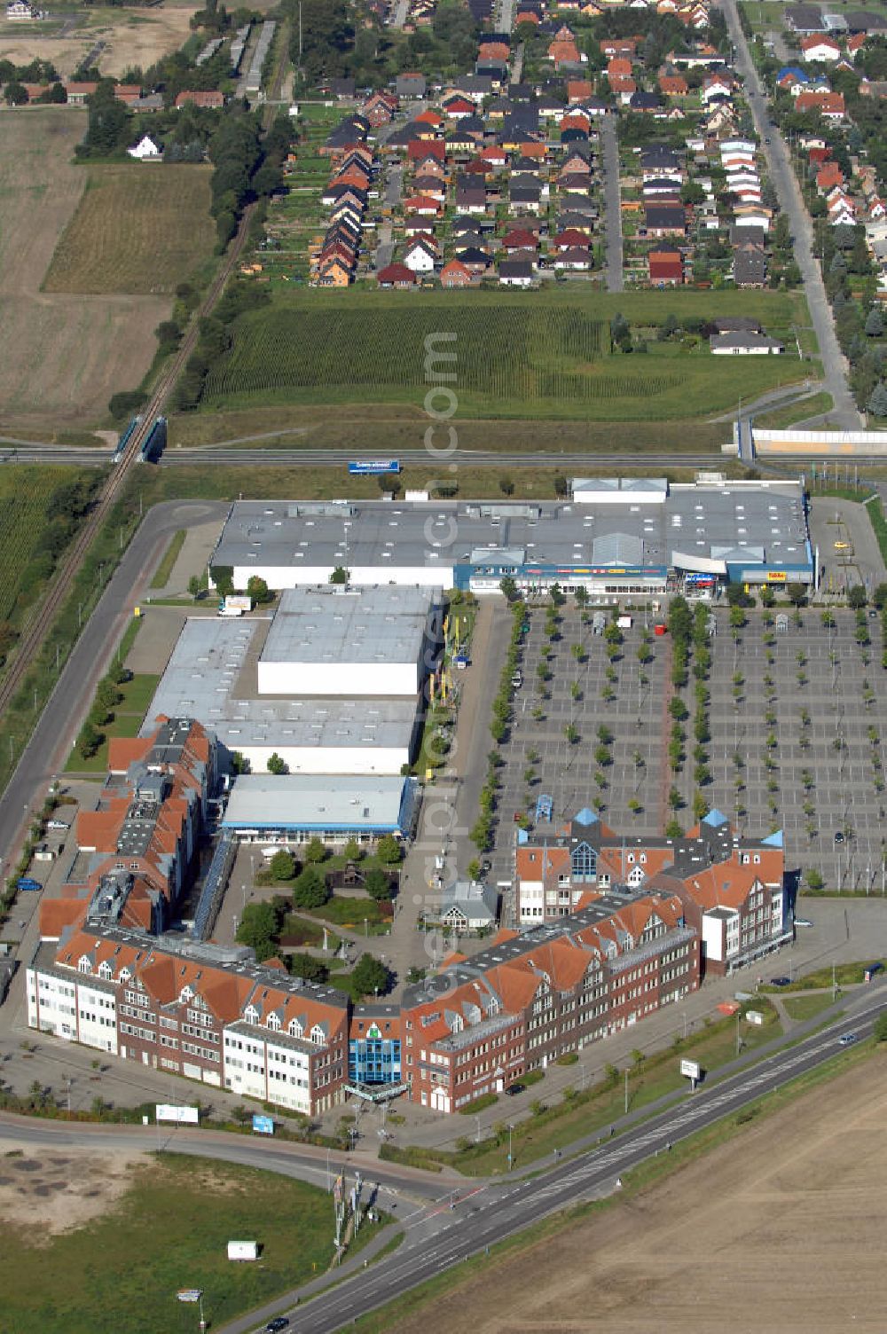 Aerial image Schwerin - Blick auf das Gewerbegebiet im Norden Schwerins. Hier befinden sich verschiedene Einkaufsmöglichkeiten im Margaretenhof und Plaza Center. Sie reichen von Textil-, über Lebensmittelgeschäfte, Möbelhäuser und einen Baumarkt. Kontakt: Plaza Center: coop eG, Benzstraße 10 24148 Kiel, Tel. +49(0)431 7250 0, Email: inof@coop.de; Center Management Margaretenhof GmbH, Am Margaretenhof 28 19057 Schwerin, Tel. +49(0)385 4867913