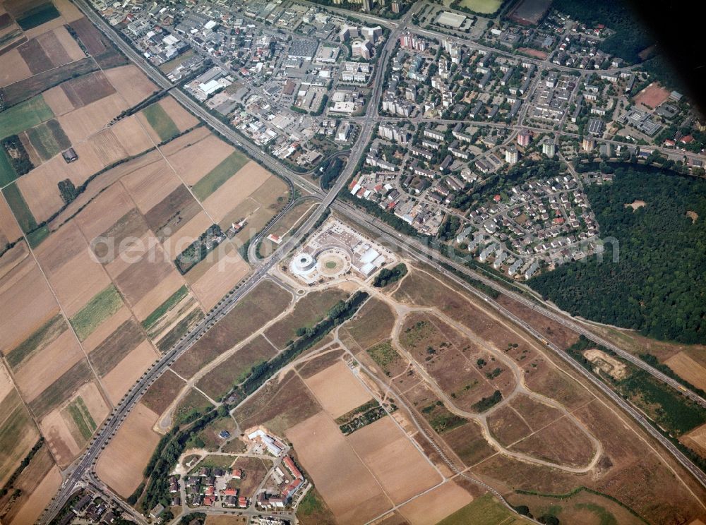 Aerial image Rüsselsheim / Hessen - Gewerbegebiet Rüsselsheim-Süd an der westlichen Einflugschneise des Frankfurter Flughafens in Hessen - ein Projekt der HVB - Immobilien AG München.