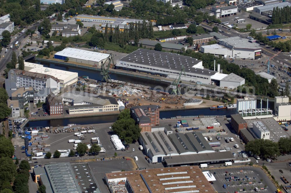 Berlin from the bird's eye view: BLick auf den Ober- und Unterhafen der Spree in Berlin-Neukölln. Zu sehen sind auch Teile der Firmenflächen von Remondis, das Gewerbezentrum Naumburger Str, sowie die Schleuse.