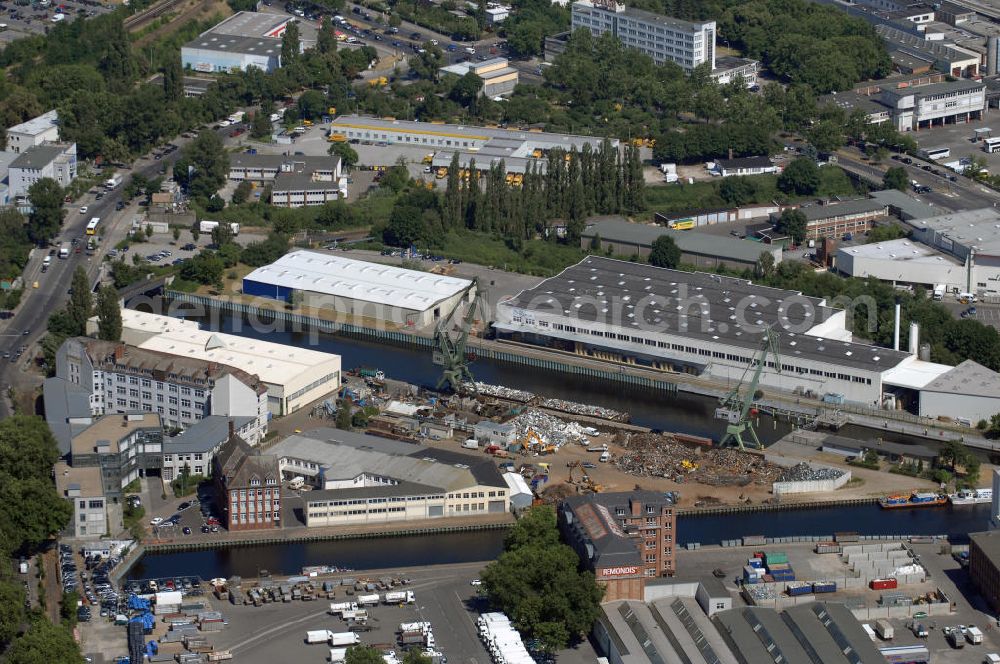 Aerial image Berlin - BLick auf den Ober- und Unterhafen der Spree in Berlin-Neukölln. Zu sehen sind auch Teile der Firmenflächen von Remondis, das Gewerbezentrum Naumburger Str, sowie die Schleuse.