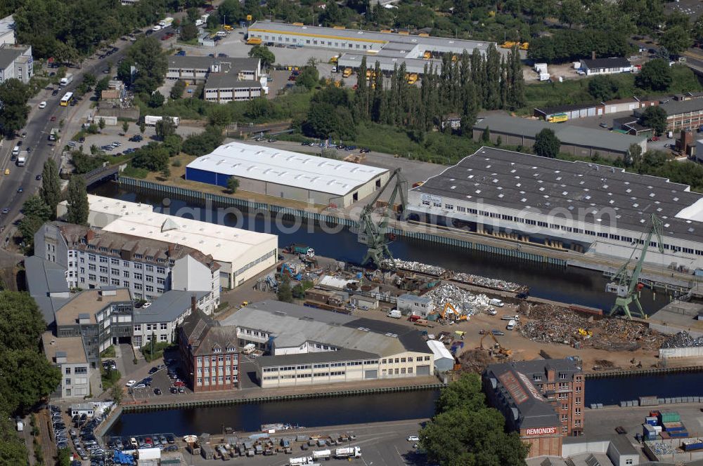 Aerial photograph Berlin - BLick auf den Ober- und Unterhafen der Spree in Berlin-Neukölln. Zu sehen sind auch Teile der Firmenflächen von Remondis, das Gewerbezentrum Naumburger Str, sowie die Schleuse.