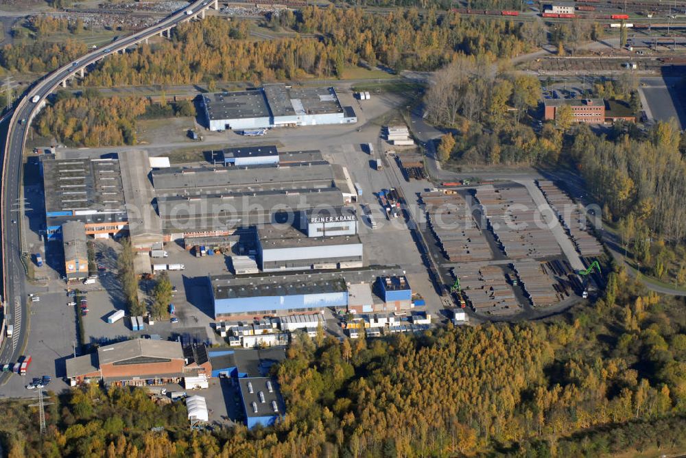 Peine from above - Blick auf den gewerbehof Am Stahlwerk 8 in Peine. Hier befinden sich viele Unternehmen aus der produzierenden Industrie wie z.B. der Stahlindustrie und dem Dienstleistungsbereich. Kontakt: Am Stahlwerk 8 31226 Peine