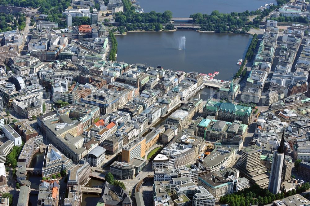 Aerial photograph Hamburg - View of the Binnenalster with the Lomards- and Kennedybridge and surroundings. In the middle, there is the Alster fountain, which exists since 1987 and goes up to 60 metres. Both bridges, which were at last replaced at 1865 and 1953, seperate the Außenalster from the Binnenalster, which is mainly surrounded by business premises