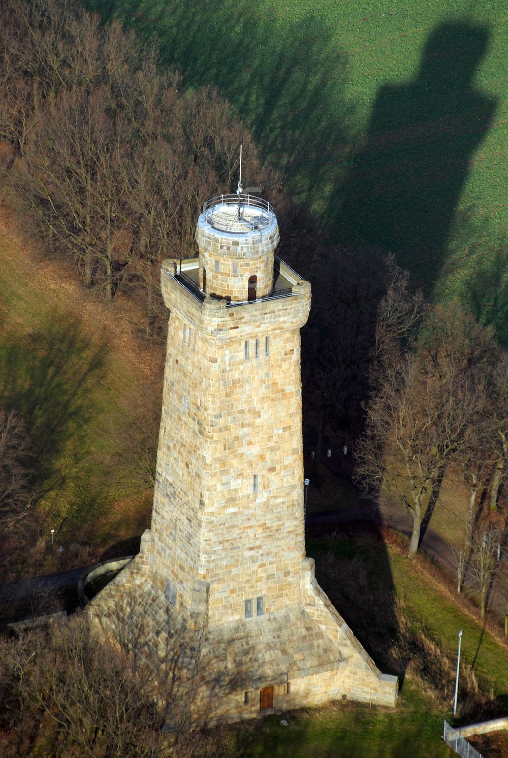 Glauchau from above - Blick auf den Glauchauer Bismarckturm , er ist mit einer Gesamthöhe von 45 m der höchste aller 172 erhaltenen Bismarcktürme. Zudem handelt es sich um einen Bismarckturm, der heute noch als Aussichts- und Wasserturm genutzt wird. Zwischen 1924 und 1972 wurde das Bauwerk auch als Jugendherberge und Wohnung verwendet.