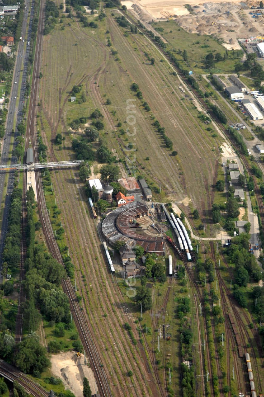 Aerial image Berlin - Blick auf das Gleisnetz am Betriebsbahnhof Schöneweide. Dieser ist links im Bild zu sehen, direkt am Adlergestell. Im Bildzentrum befindet sich die Hauptwerkstatt Berlin-Schöneweide der S-Bahn Berlin GmbH, die sich hauptsächlich mit der Fahrzeugerhaltung des Wagenparkes der Berliner S-Bahn sowie der U- und Straßenbahnzüge der Stadt befasst.