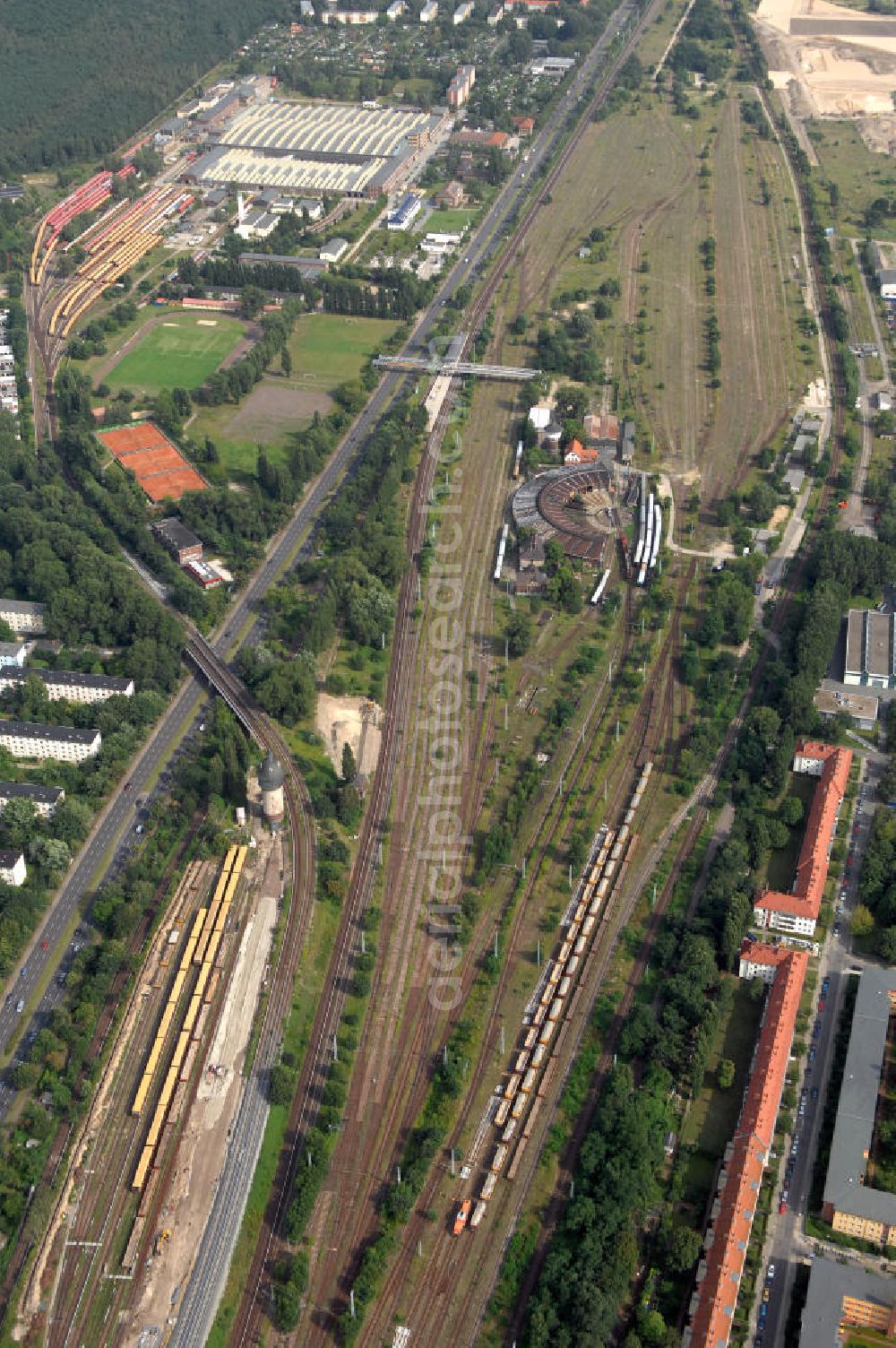 Aerial photograph Berlin - Blick auf das Gleisnetz am Betriebsbahnhof Schöneweide. Dieser ist links im Bild zu sehen, direkt am Adlergestell. Im Bildzentrum befindet sich die Hauptwerkstatt Berlin-Schöneweide der S-Bahn Berlin GmbH, die sich hauptsächlich mit der Fahrzeugerhaltung des Wagenparkes der Berliner S-Bahn sowie der U- und Straßenbahnzüge der Stadt befasst.