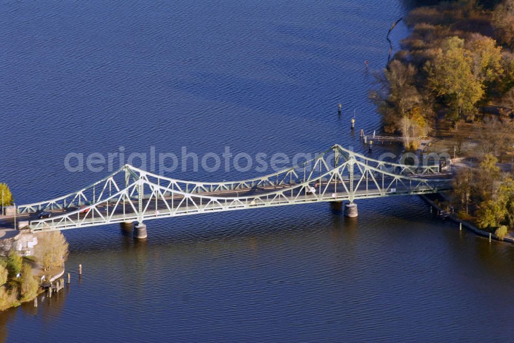 Potsdam from the bird's eye view: Blick auf die Glienicker Brücke. Sie verbindet Berlin und Potsdam über die Havel miteinan der. Über die Landesgrenzen hinaus bekannt wurde sie zur Zeit der Deutschen Teilung, weil die Amerikaner und Sowjets dort gefangene Agenten austauschten, was ihr den Beinamen Agentenbrücke verschaffte.