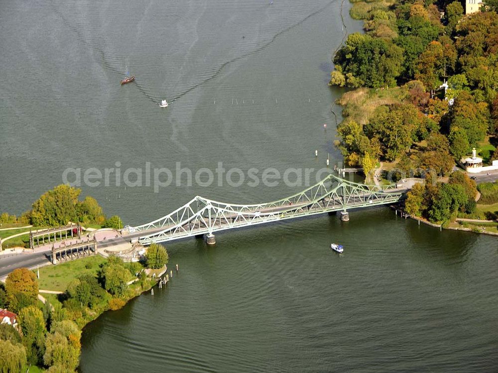 Potsdam from above - 07.10.2004 Blick auf die Glienicker Brücke in der Berliner Vorstadt. Von der Brücke aus hat man die beste Rundumsicht auf Jungfernsee, Schloßpark Klein-Glienicke, Glienicker See, Park und Schloß Babelsberg und den Tiefen See.