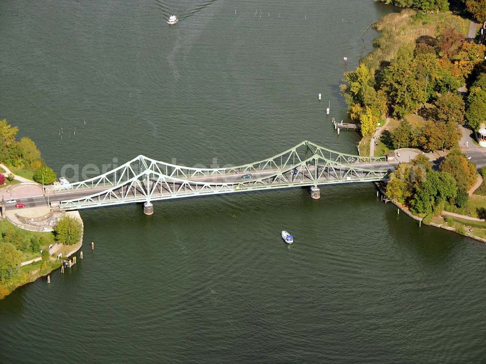 Potsdam from the bird's eye view: 07.10.2004 Blick auf die Glienicker Brücke in der Berliner Vorstadt. Von der Brücke aus hat man die beste Rundumsicht auf Jungfernsee, Schloßpark Klein-Glienicke, Glienicker See, Park und Schloß Babelsberg und den Tiefen See.