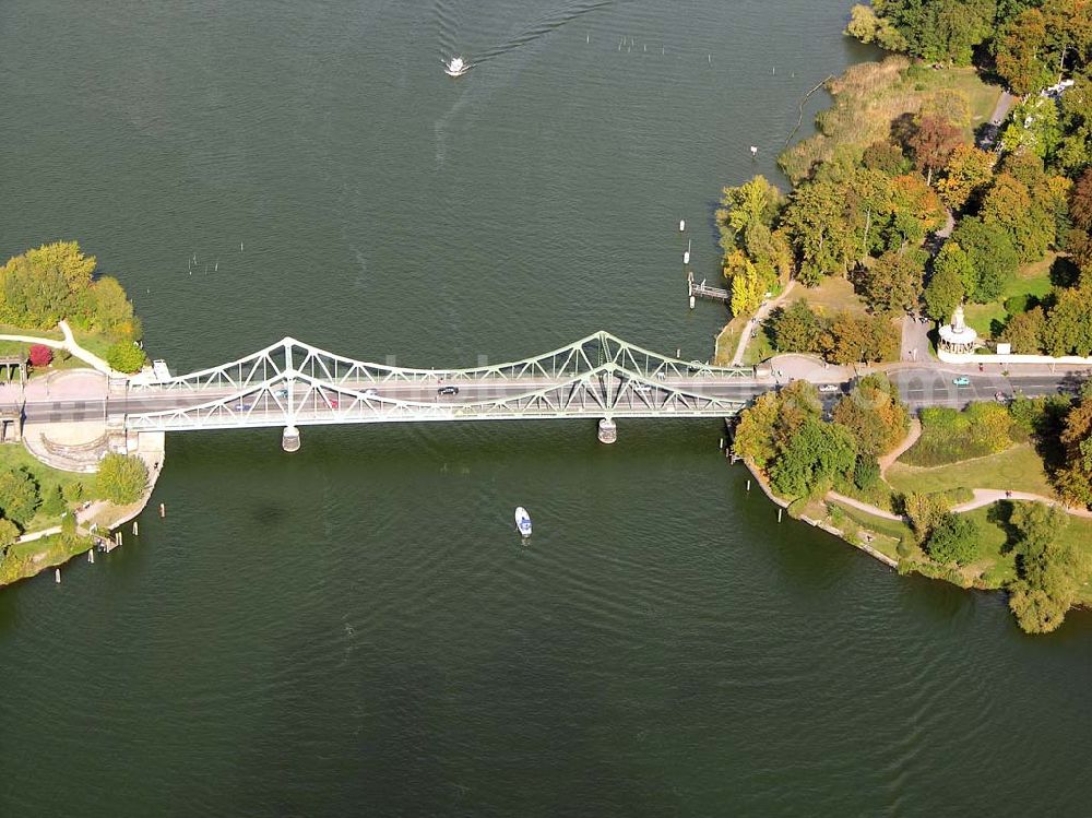 Aerial image Potsdam - 07.10.2004 Blick auf die Glienicker Brücke in der Berliner Vorstadt. Von der Brücke aus hat man die beste Rundumsicht auf Jungfernsee, Schloßpark Klein-Glienicke, Glienicker See, Park und Schloß Babelsberg und den Tiefen See.