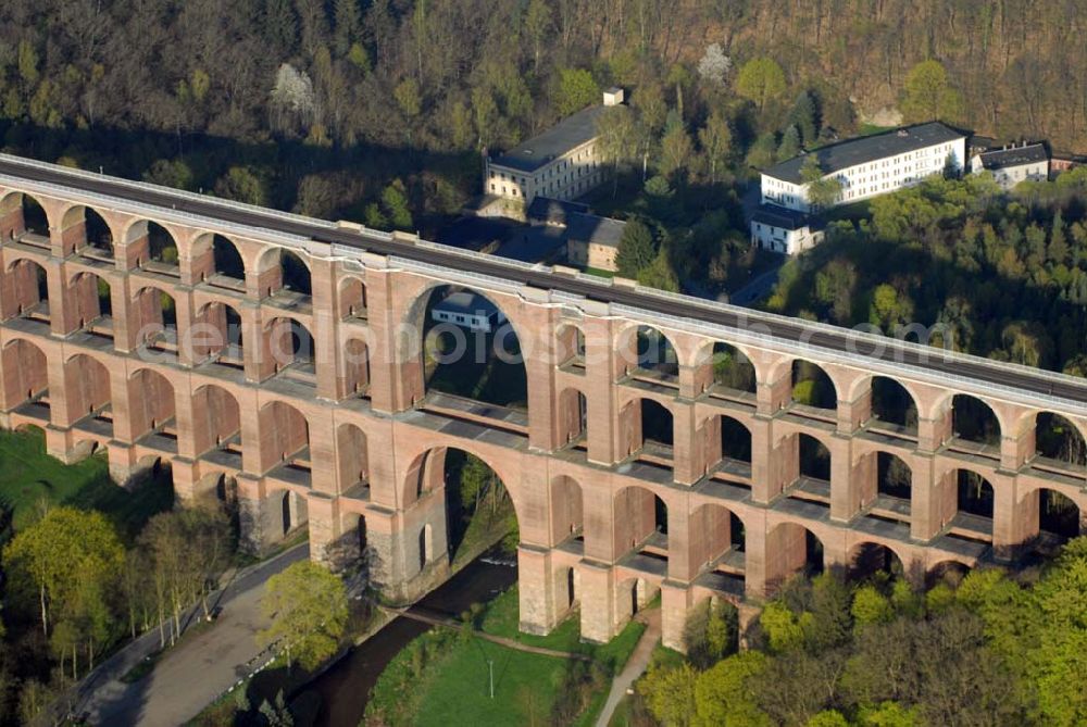 Reichenbach (Sachsen) from above - Blick auf die Göltzschtalbrücke bei Reichenbach im ogtland. Der Viadukt wurde in den Jahren 1846 bis 1851 durch Prof. Johann Schubert und die Ingenieure Robert Wilke und Ferdinand Dost im Auftrag der Sächsisch-Bayrischen Eisenbahn erbaut. Er gilt bis heute als die größte Ziegelbrücke der Welt. Auch heute wird er rege genutzt und immer wieder neuen Gegebenheiten angepasst und technisch verbessert.