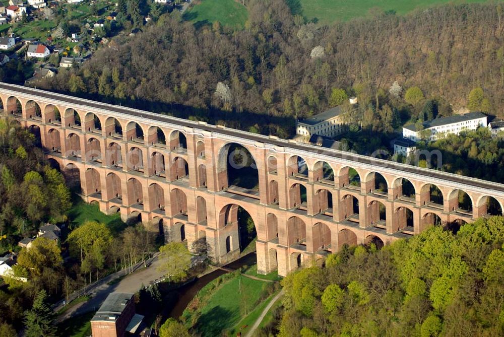 Reichenbach (Sachsen) from the bird's eye view: Blick auf die Göltzschtalbrücke bei Reichenbach im ogtland. Der Viadukt wurde in den Jahren 1846 bis 1851 durch Prof. Johann Schubert und die Ingenieure Robert Wilke und Ferdinand Dost im Auftrag der Sächsisch-Bayrischen Eisenbahn erbaut. Er gilt bis heute als die größte Ziegelbrücke der Welt. Auch heute wird er rege genutzt und immer wieder neuen Gegebenheiten angepasst und technisch verbessert.