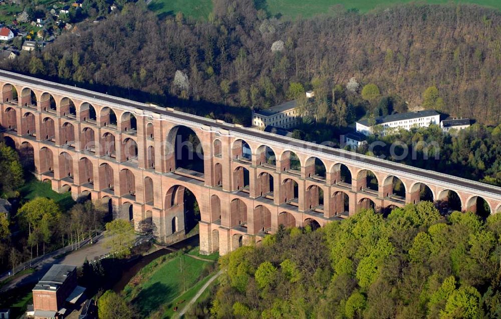 Reichenbach (Sachsen) from above - Blick auf die Göltzschtalbrücke bei Reichenbach im ogtland. Der Viadukt wurde in den Jahren 1846 bis 1851 durch Prof. Johann Schubert und die Ingenieure Robert Wilke und Ferdinand Dost im Auftrag der Sächsisch-Bayrischen Eisenbahn erbaut. Er gilt bis heute als die größte Ziegelbrücke der Welt. Auch heute wird er rege genutzt und immer wieder neuen Gegebenheiten angepasst und technisch verbessert.