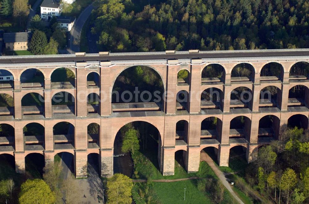 Reichenbach (Sachsen) from the bird's eye view: Blick auf die Göltzschtalbrücke bei Reichenbach im ogtland. Der Viadukt wurde in den Jahren 1846 bis 1851 durch Prof. Johann Schubert und die Ingenieure Robert Wilke und Ferdinand Dost im Auftrag der Sächsisch-Bayrischen Eisenbahn erbaut. Er gilt bis heute als die größte Ziegelbrücke der Welt. Auch heute wird er rege genutzt und immer wieder neuen Gegebenheiten angepasst und technisch verbessert.