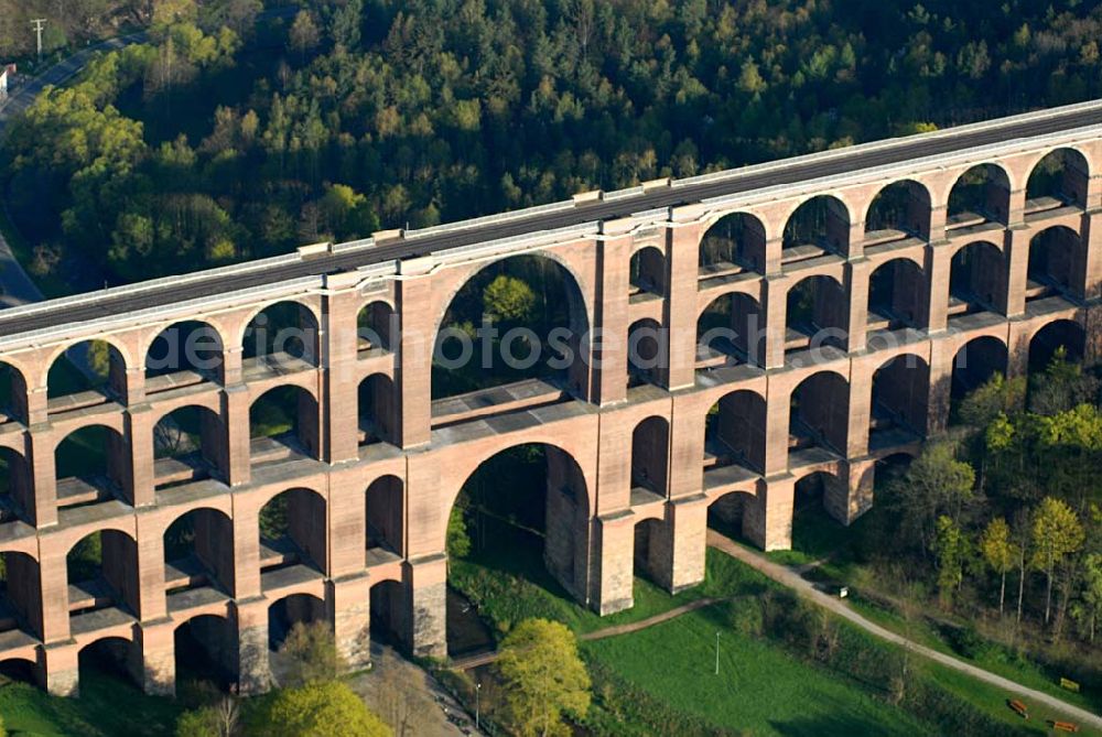 Aerial image Reichenbach (Sachsen) - Blick auf die Göltzschtalbrücke bei Reichenbach im ogtland. Der Viadukt wurde in den Jahren 1846 bis 1851 durch Prof. Johann Schubert und die Ingenieure Robert Wilke und Ferdinand Dost im Auftrag der Sächsisch-Bayrischen Eisenbahn erbaut. Er gilt bis heute als die größte Ziegelbrücke der Welt. Auch heute wird er rege genutzt und immer wieder neuen Gegebenheiten angepasst und technisch verbessert.