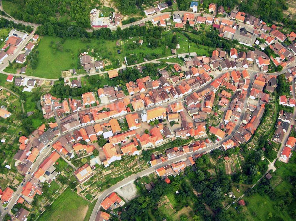 Kraichtal from the bird's eye view: 27.08.2005 Kraichtal; Kraichtal ist eine Stadt im Nordosten des Landkreises Karlsruhe in Baden-Württemberg. Die nächst größeren Städte sind im Süden die frühere Amtsstadt Bretten, im Osten die Stadt Eppingen (Landkreis Heilbronn) und im Westen die ehemalige Kreisstadt Bruchsal. 1807 wurde Gochsheim Sitz eines Amtes, das jedoch 1813 aufgelöst wurde. Gochsheim gehörte dann zum Amt bzw. Bezirksamt Bretten und kam mit dessen Auflösung 1936 zum Bezirksamt bzw. Landkreis Bruchsal.