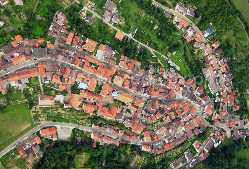 Aerial image Kraichtal - 27.08.2005 Kraichtal; Kraichtal ist eine Stadt im Nordosten des Landkreises Karlsruhe in Baden-Württemberg. Die nächst größeren Städte sind im Süden die frühere Amtsstadt Bretten, im Osten die Stadt Eppingen (Landkreis Heilbronn) und im Westen die ehemalige Kreisstadt Bruchsal. 1807 wurde Gochsheim Sitz eines Amtes, das jedoch 1813 aufgelöst wurde. Gochsheim gehörte dann zum Amt bzw. Bezirksamt Bretten und kam mit dessen Auflösung 1936 zum Bezirksamt bzw. Landkreis Bruchsal.