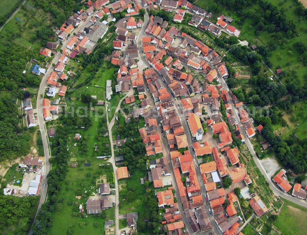 Aerial photograph Kraichtal - 27.08.2005 Kraichtal; Kraichtal ist eine Stadt im Nordosten des Landkreises Karlsruhe in Baden-Württemberg. Die nächst größeren Städte sind im Süden die frühere Amtsstadt Bretten, im Osten die Stadt Eppingen (Landkreis Heilbronn) und im Westen die ehemalige Kreisstadt Bruchsal. 1807 wurde Gochsheim Sitz eines Amtes, das jedoch 1813 aufgelöst wurde. Gochsheim gehörte dann zum Amt bzw. Bezirksamt Bretten und kam mit dessen Auflösung 1936 zum Bezirksamt bzw. Landkreis Bruchsal.