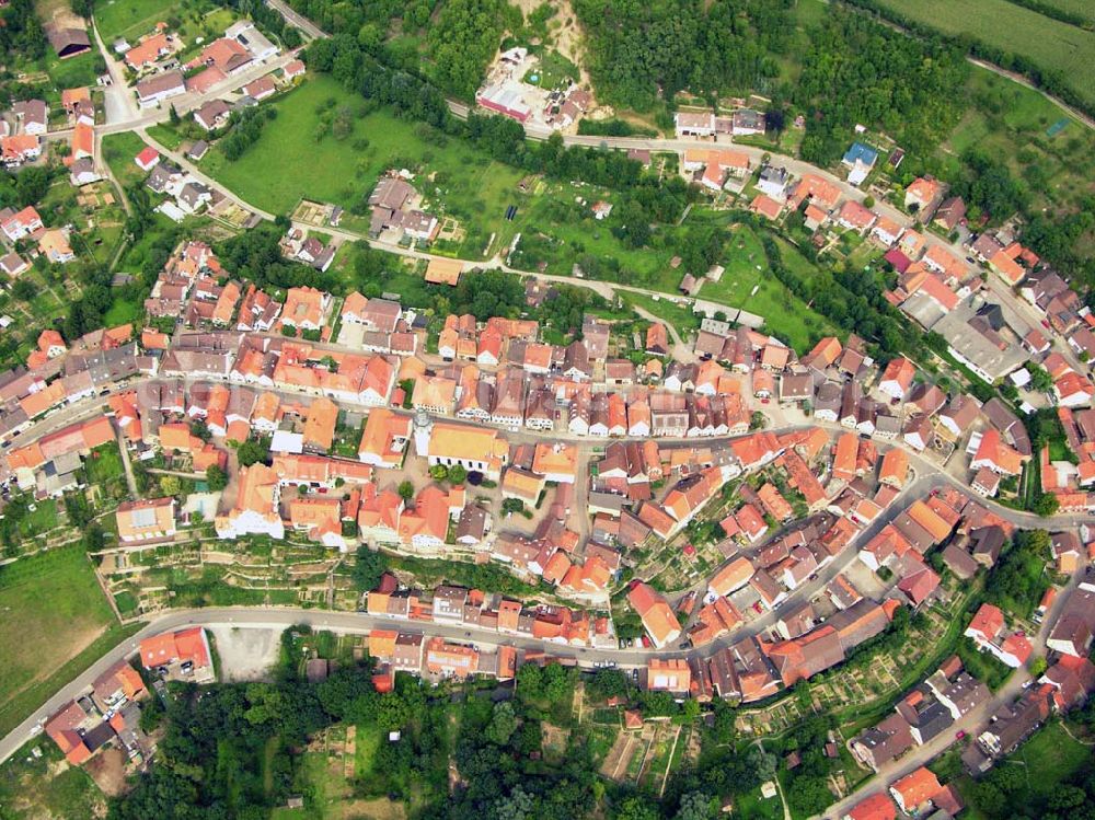 Kraichtal from above - 27.08.2005 Kraichtal; Kraichtal ist eine Stadt im Nordosten des Landkreises Karlsruhe in Baden-Württemberg. Die nächst größeren Städte sind im Süden die frühere Amtsstadt Bretten, im Osten die Stadt Eppingen (Landkreis Heilbronn) und im Westen die ehemalige Kreisstadt Bruchsal. 1807 wurde Gochsheim Sitz eines Amtes, das jedoch 1813 aufgelöst wurde. Gochsheim gehörte dann zum Amt bzw. Bezirksamt Bretten und kam mit dessen Auflösung 1936 zum Bezirksamt bzw. Landkreis Bruchsal.