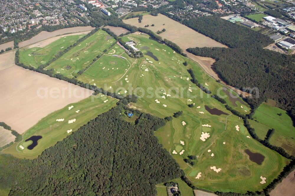 Glinde from above - Blick auf das Golf Gut Glinde. Das Golf Gut Glinde zählt zu den jüngsten Golfanlagen im Norden. Die Gründung des Gutes erfolgte im Jahr 2002. Derzeit umfasst die Anlage einen 18-Loch-Championship-Platz, einen öffentlichen 9-Loch-Platz sowie einen 6-Loch-Kurzplatz und Golf-Arena. Desweiteren verfügt das Golf Gut über ein Clubhaus mit Sekretariat, Pro Shop und Gastronomie. Kontakt: Golf Gut Glinde, In der Trift 4, 21509 Glinde, Tel.: +49(0)40 710050 6, Fax: +49(0)40 0050 79, E-Mail: info@golf-gut-glinde.de