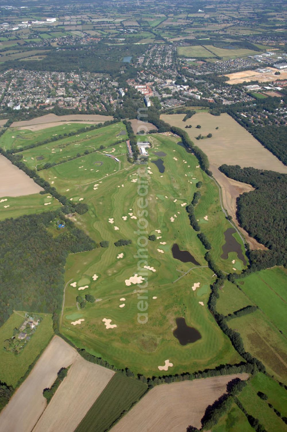 Glinde from the bird's eye view: Blick auf das Golf Gut Glinde. Das Golf Gut Glinde zählt zu den jüngsten Golfanlagen im Norden. Die Gründung des Gutes erfolgte im Jahr 2002. Derzeit umfasst die Anlage einen 18-Loch-Championship-Platz, einen öffentlichen 9-Loch-Platz sowie einen 6-Loch-Kurzplatz und Golf-Arena. Desweiteren verfügt das Golf Gut über ein Clubhaus mit Sekretariat, Pro Shop und Gastronomie. Kontakt: Golf Gut Glinde, In der Trift 4, 21509 Glinde, Tel.: +49(0)40 710050 6, Fax: +49(0)40 0050 79, E-Mail: info@golf-gut-glinde.de