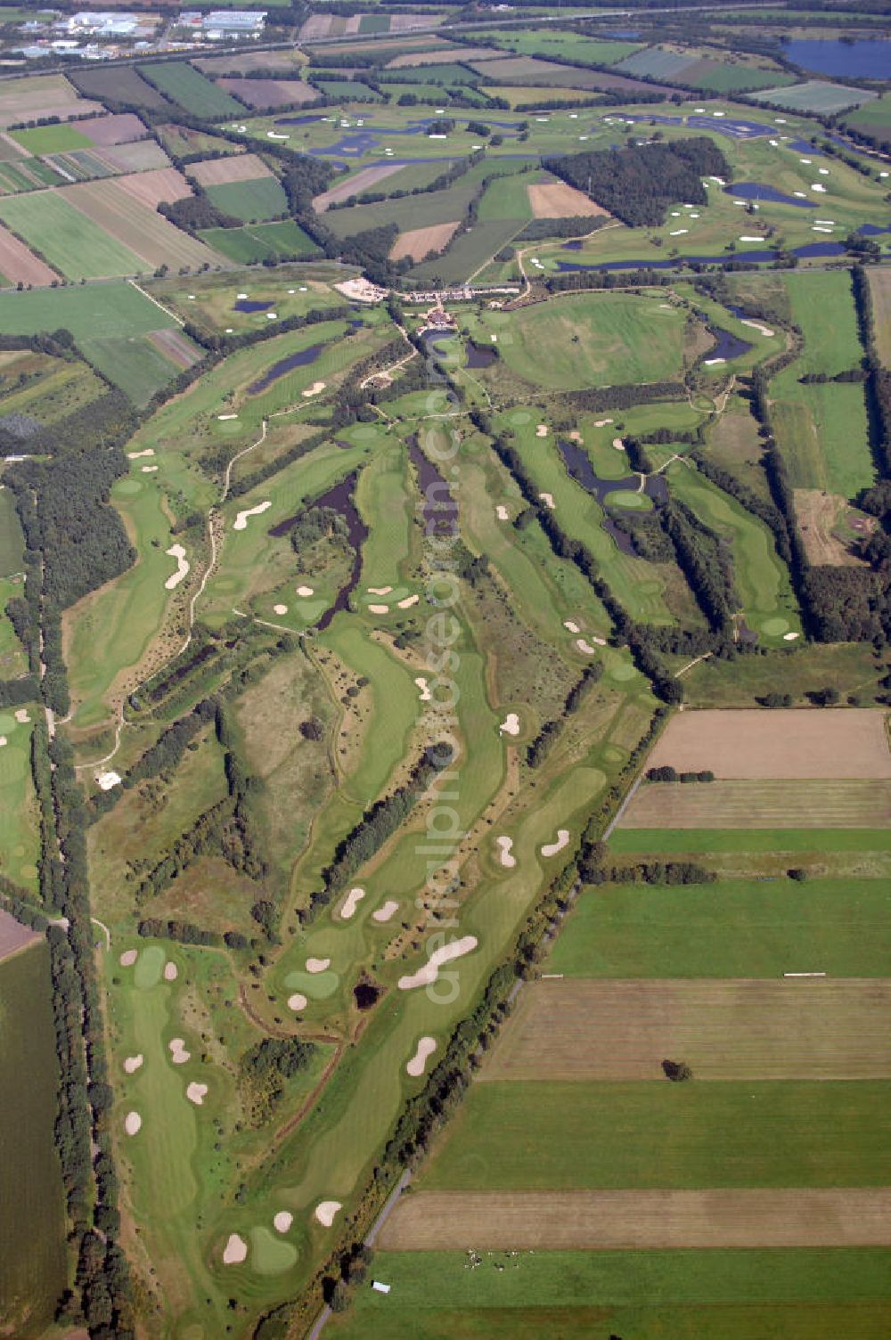 Glinde from above - Blick auf das Golf Gut Glinde. Das Golf Gut Glinde zählt zu den jüngsten Golfanlagen im Norden. Die Gründung des Gutes erfolgte im Jahr 2002. Derzeit umfasst die Anlage einen 18-Loch-Championship-Platz, einen öffentlichen 9-Loch-Platz sowie einen 6-Loch-Kurzplatz und Golf-Arena. Desweiteren verfügt das Golf Gut über ein Clubhaus mit Sekretariat, Pro Shop und Gastronomie. Kontakt: Golf Gut Glinde, In der Trift 4, 21509 Glinde, Tel.: +49(0)40 710050 6, Fax: +49(0)40 0050 79, E-Mail: info@golf-gut-glinde.de